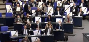 Leia mais sobre o artigo Constituição Alemã Cai Por Terra e o povo ocupa as ruas em Berlin
